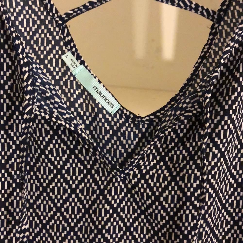 Flowy v neck pattern top - Picture 3 of 4